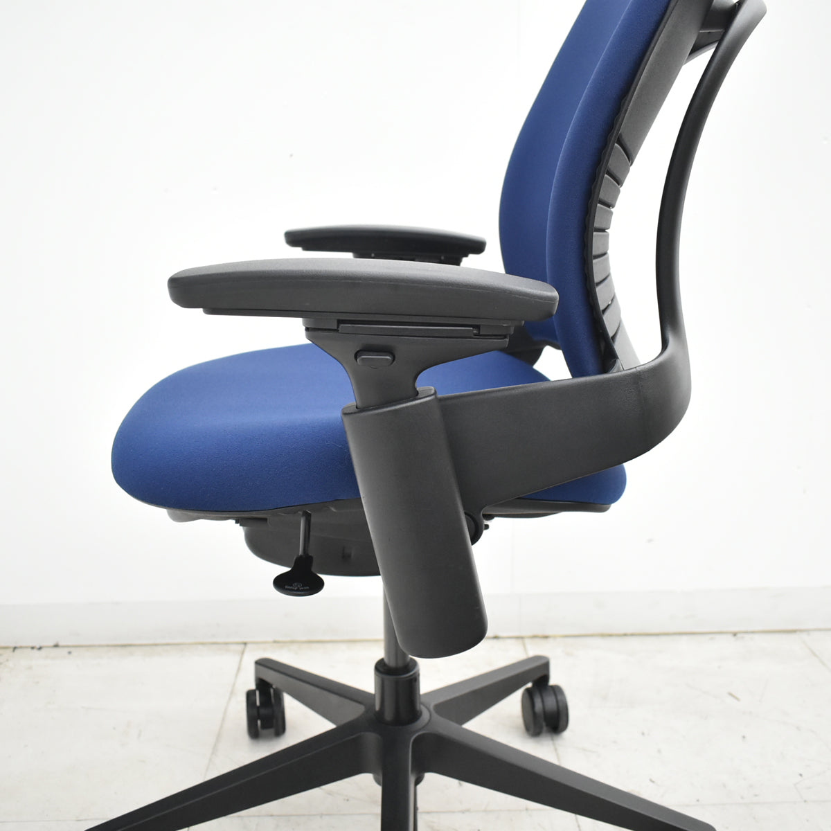 【中古】スチールケース　リープＶ２　APモデル　可動肘（新型肘パッド）ネイビー　2026071502【中古オフィス家具】
