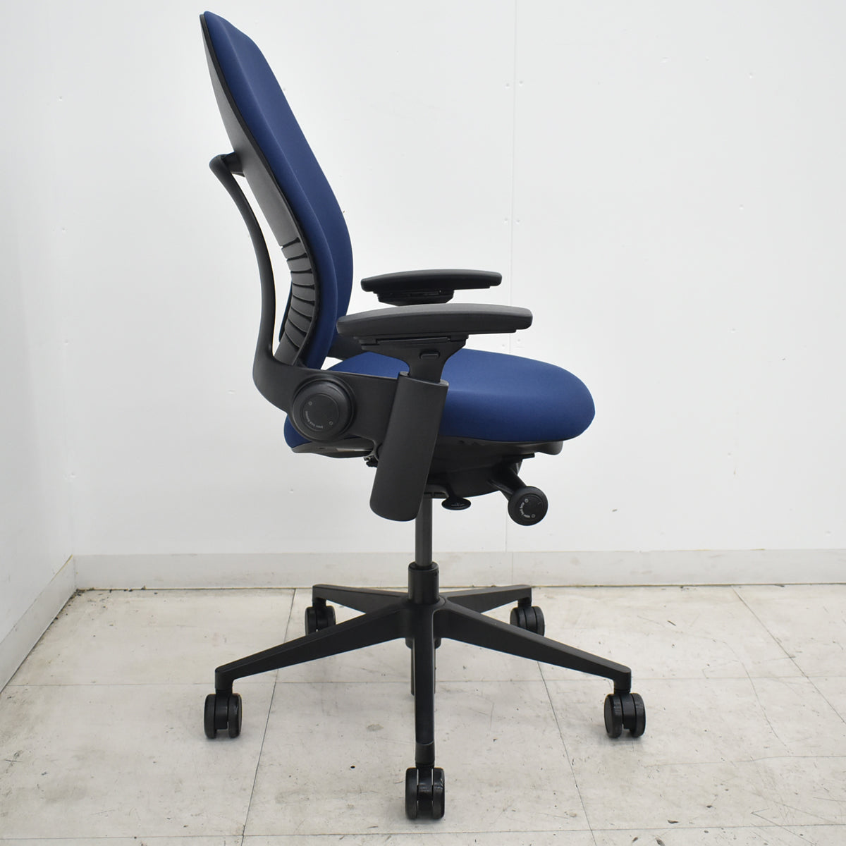 【中古】スチールケース　リープＶ２　APモデル　可動肘（新型肘パッド）ネイビー　2026071502【中古オフィス家具】