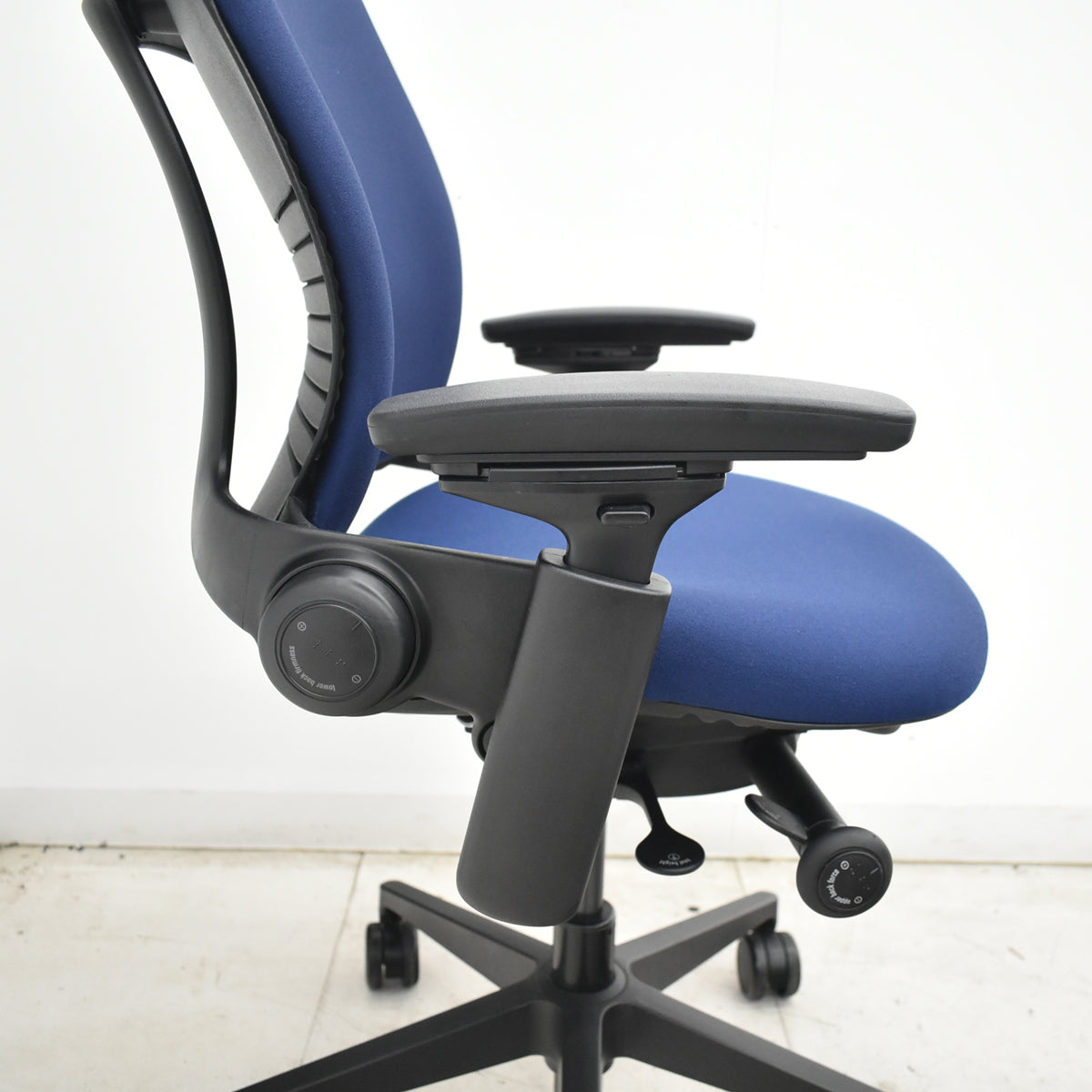 【中古】スチールケース　リープＶ２　APモデル　可動肘（新型肘パッド）ネイビー　2026071502【中古オフィス家具】