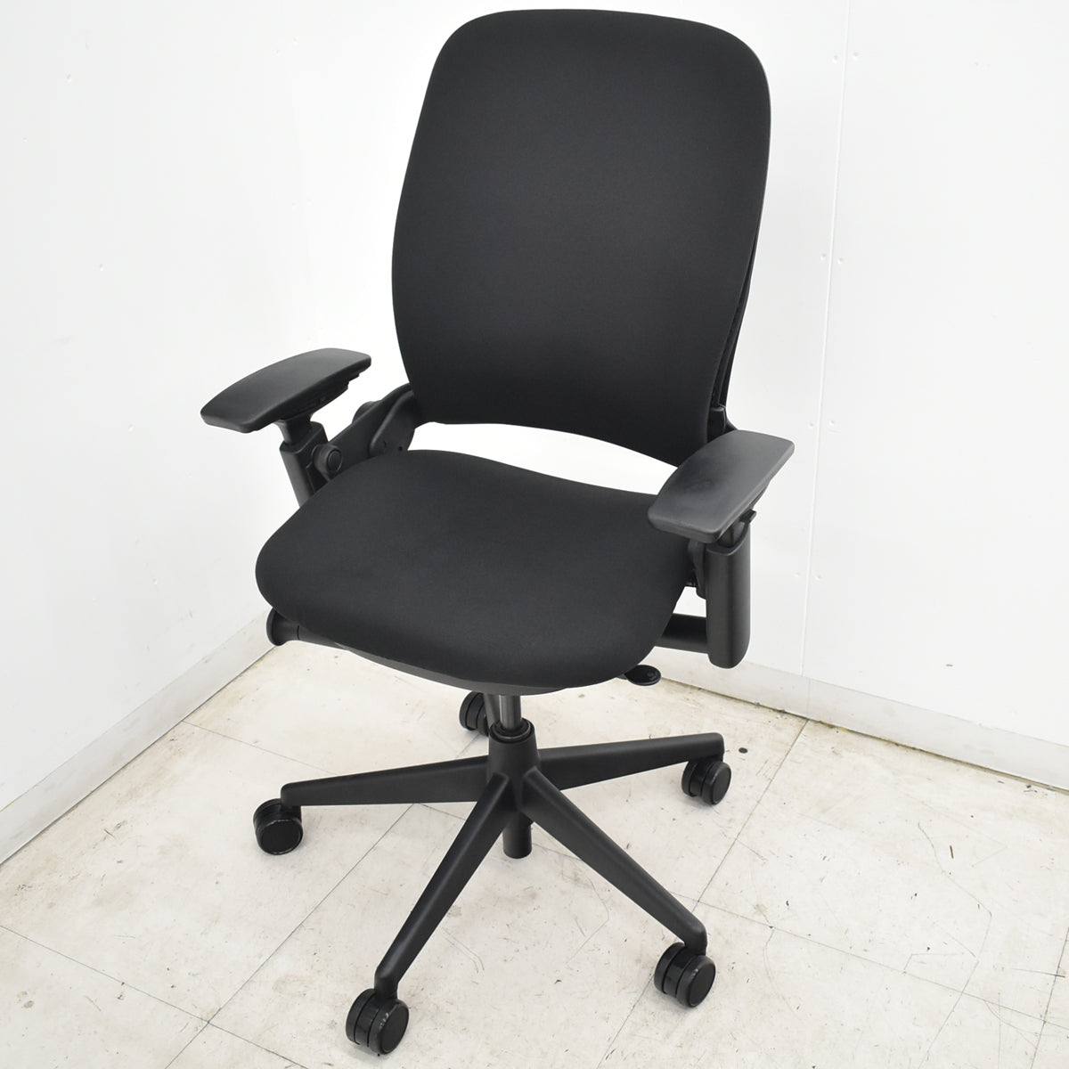 【中古】[難有]スチールケース　リープＶ２　APモデル　可動肘（新型肘パッド）ブラック　2026071503【中古オフィス家具】