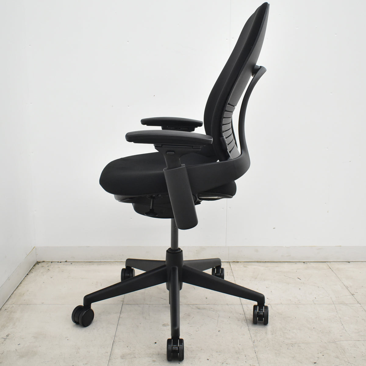 【中古】[難有]スチールケース　リープＶ２　APモデル　可動肘（新型肘パッド）ブラック　2026071503【中古オフィス家具】