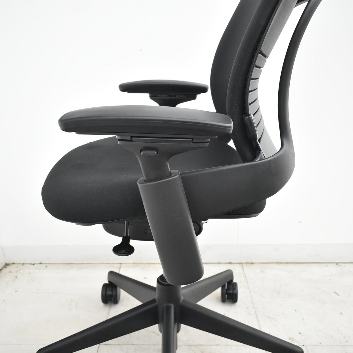 【中古】[難有]スチールケース　リープＶ２　APモデル　可動肘（新型肘パッド）ブラック　2026071503【中古オフィス家具】