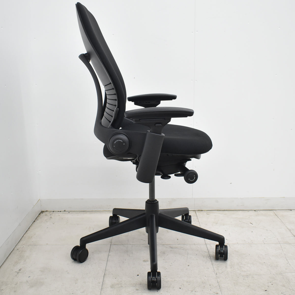 【中古】[難有]スチールケース　リープＶ２　APモデル　可動肘（新型肘パッド）ブラック　2026071503【中古オフィス家具】