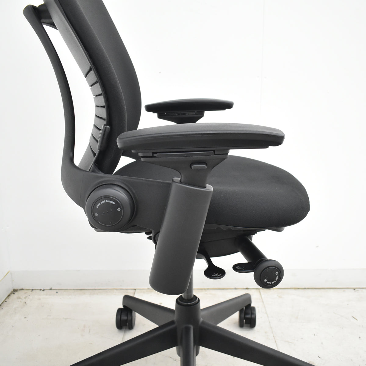 【中古】[難有]スチールケース　リープＶ２　APモデル　可動肘（新型肘パッド）ブラック　2026071503【中古オフィス家具】