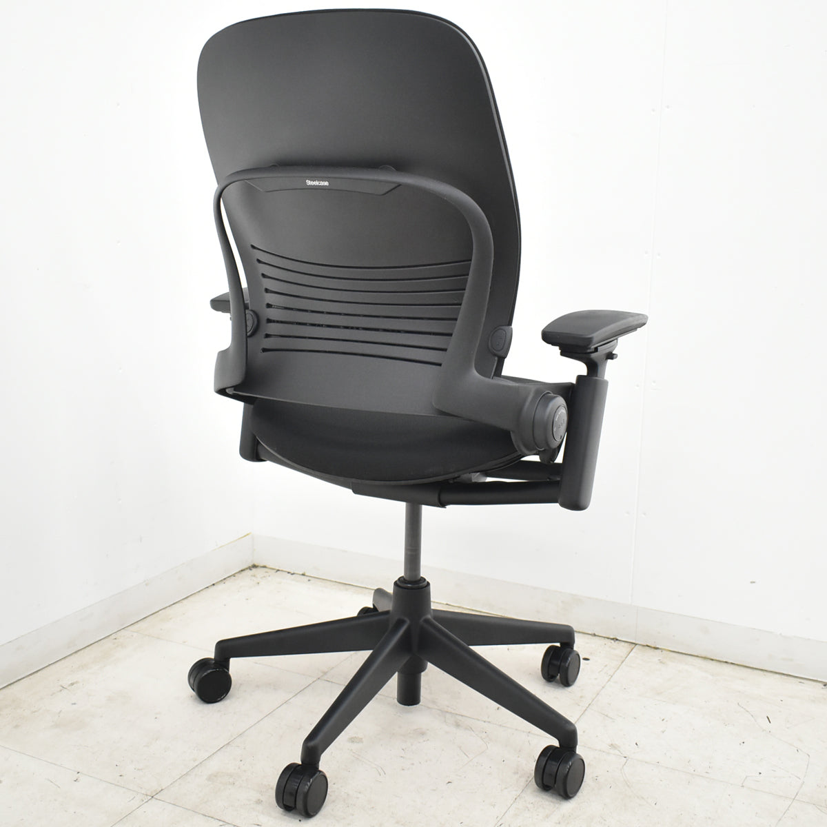 【中古】[難有]スチールケース　リープＶ２　APモデル　可動肘（新型肘パッド）ブラック　2026071503【中古オフィス家具】