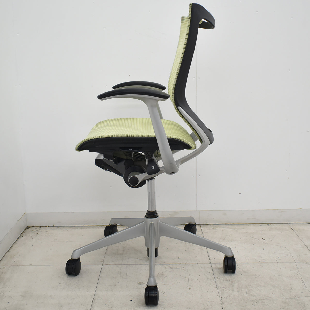 【中古】オカムラ　バロン　固定肘　ローバック　新品昇降ガス交換済　ピスタチオグリーン　2026071504【中古オフィス家具】