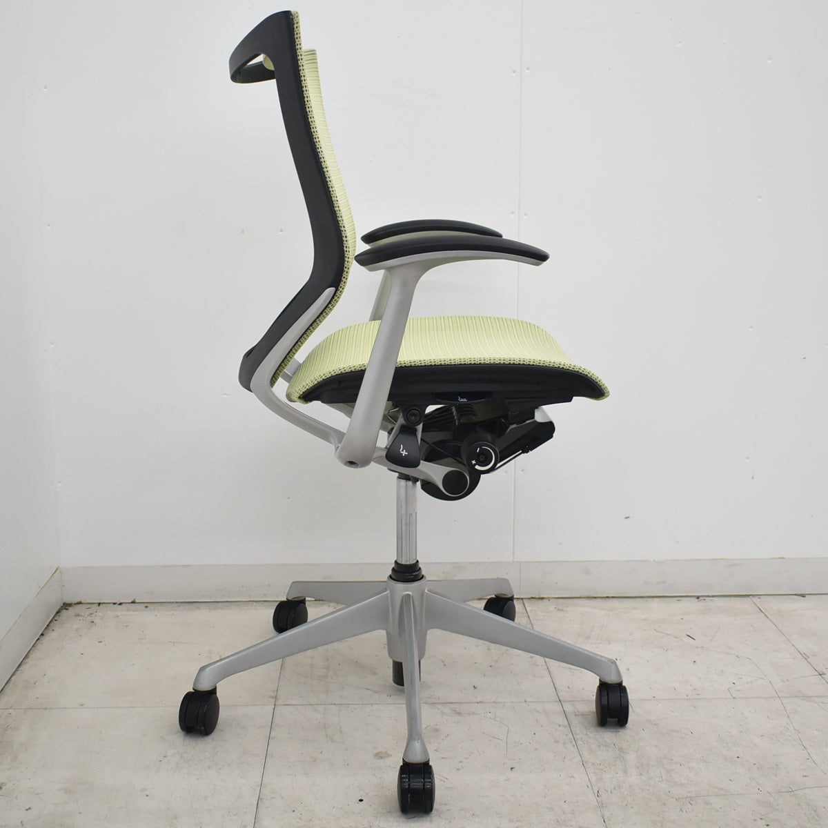 【中古】オカムラ　バロン　固定肘　ローバック　新品昇降ガス交換済　ピスタチオグリーン　2026071504【中古オフィス家具】
