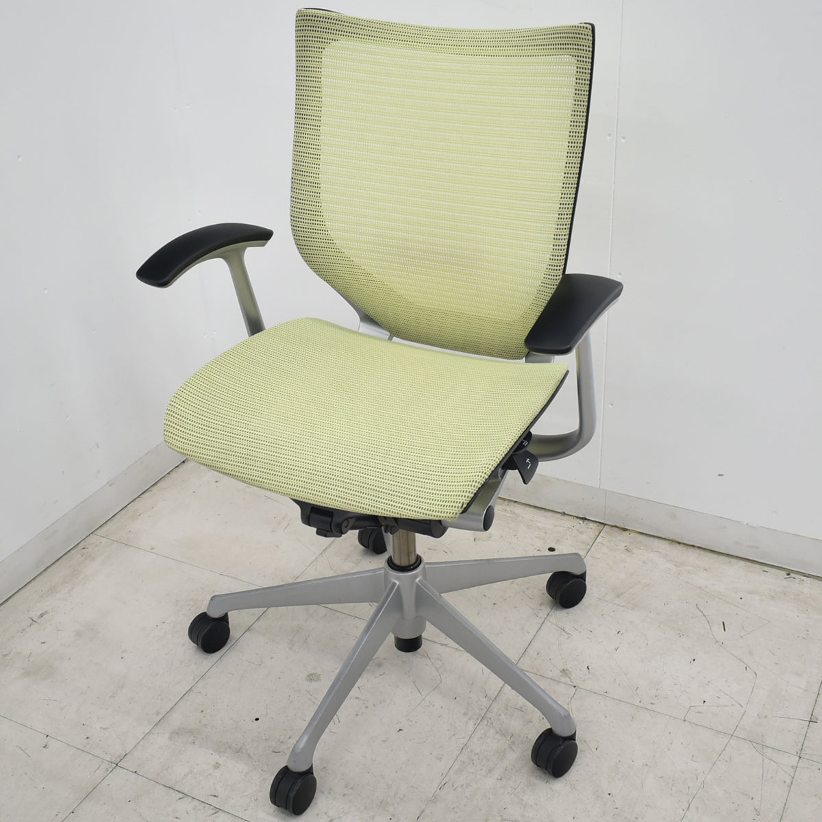【中古】[難有]オカムラ　バロン　固定肘　ローバック　ピスタチオグリーン　2026071505【中古オフィス家具】