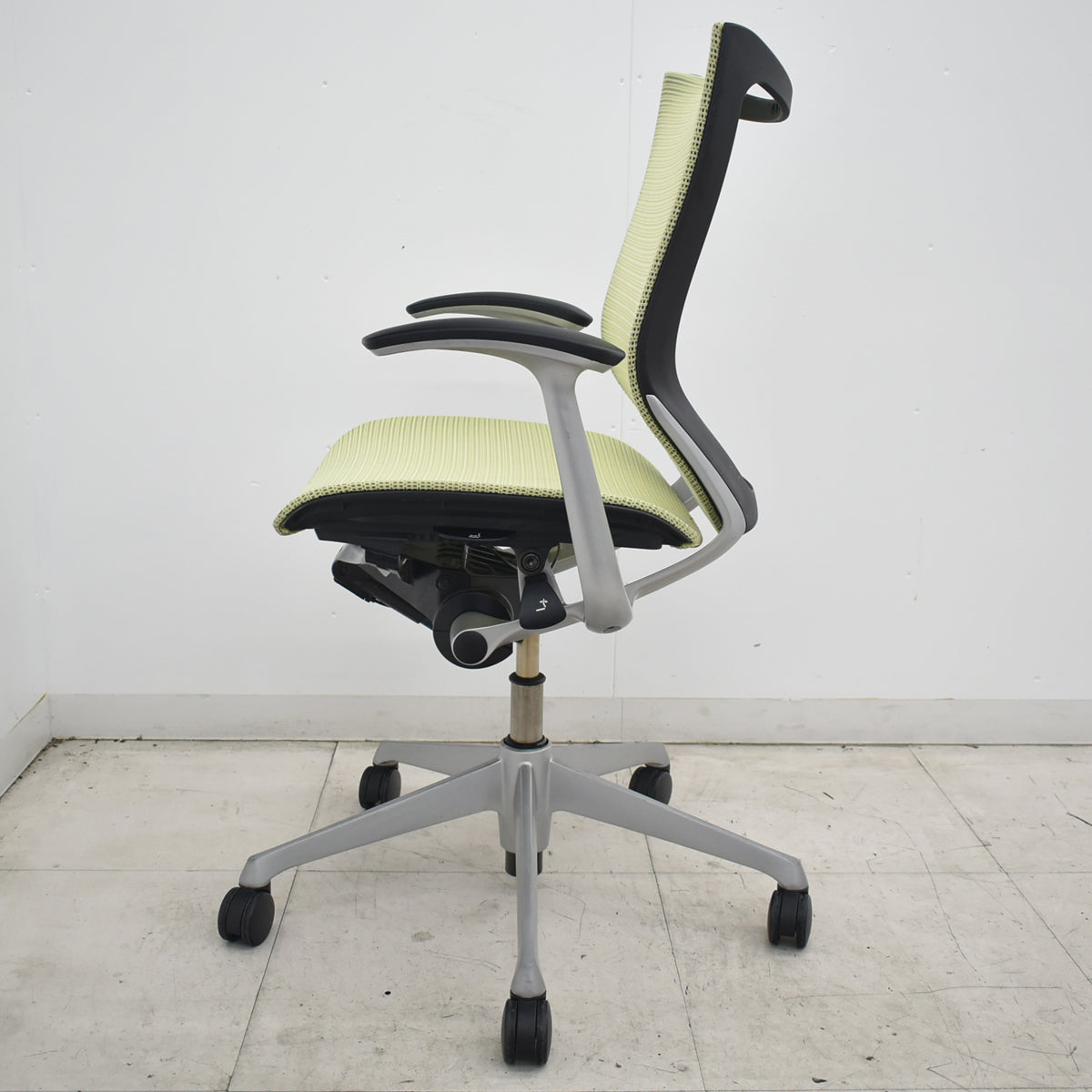 【中古】[難有]オカムラ　バロン　固定肘　ローバック　ピスタチオグリーン　2026071505【中古オフィス家具】