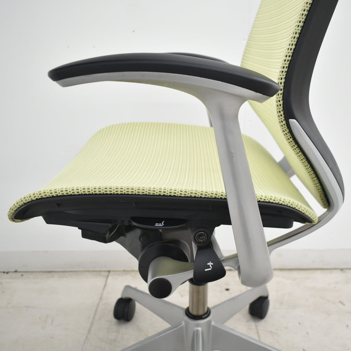 【中古】[難有]オカムラ　バロン　固定肘　ローバック　ピスタチオグリーン　2026071505【中古オフィス家具】