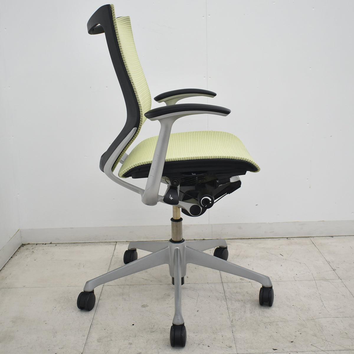 【中古】[難有]オカムラ　バロン　固定肘　ローバック　ピスタチオグリーン　2026071505【中古オフィス家具】