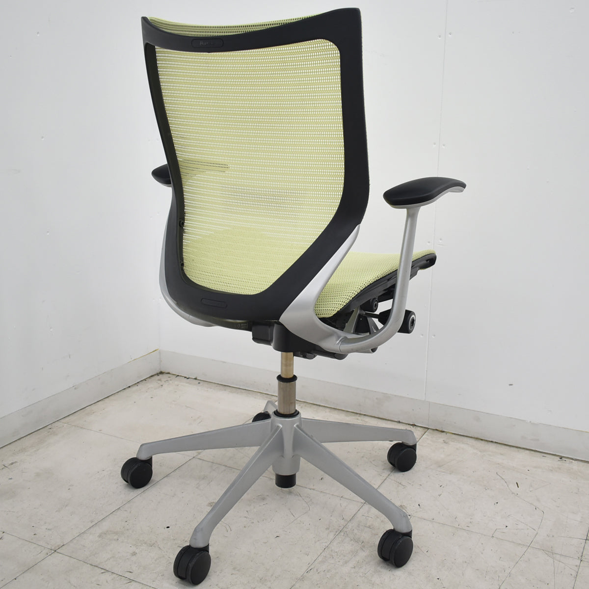 【中古】[難有]オカムラ　バロン　固定肘　ローバック　ピスタチオグリーン　2026071505【中古オフィス家具】