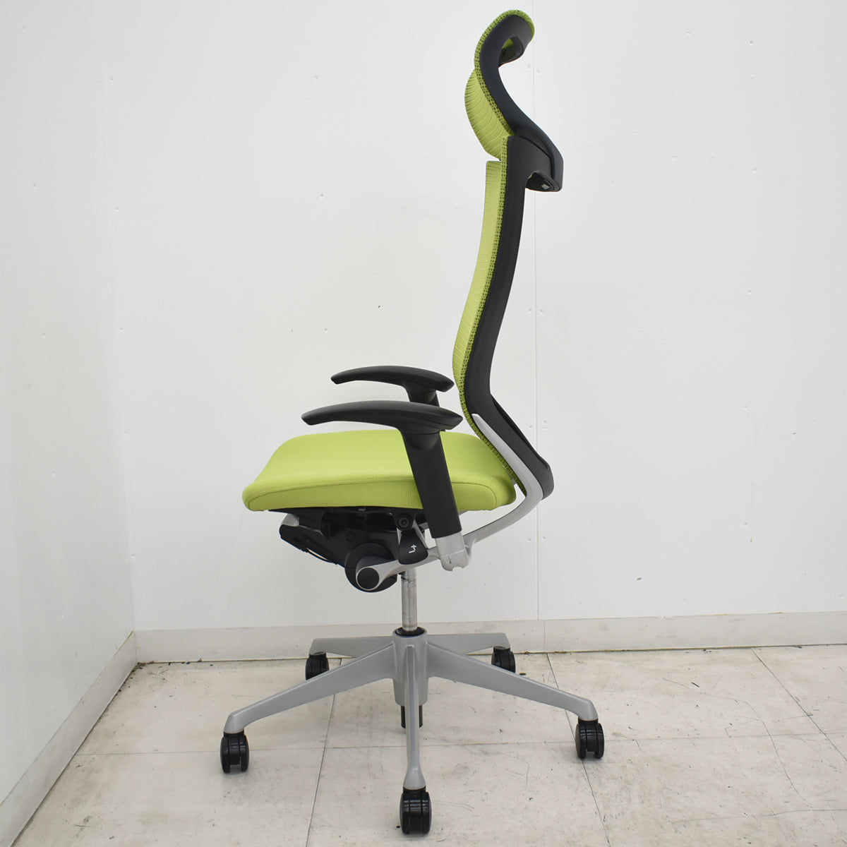 【中古】オカムラ　バロン　エクストラハイバック　可動肘　固定ヘッドレスト　肘パッド新品　ライムグリーン　2026071601【中古オフィス家具】