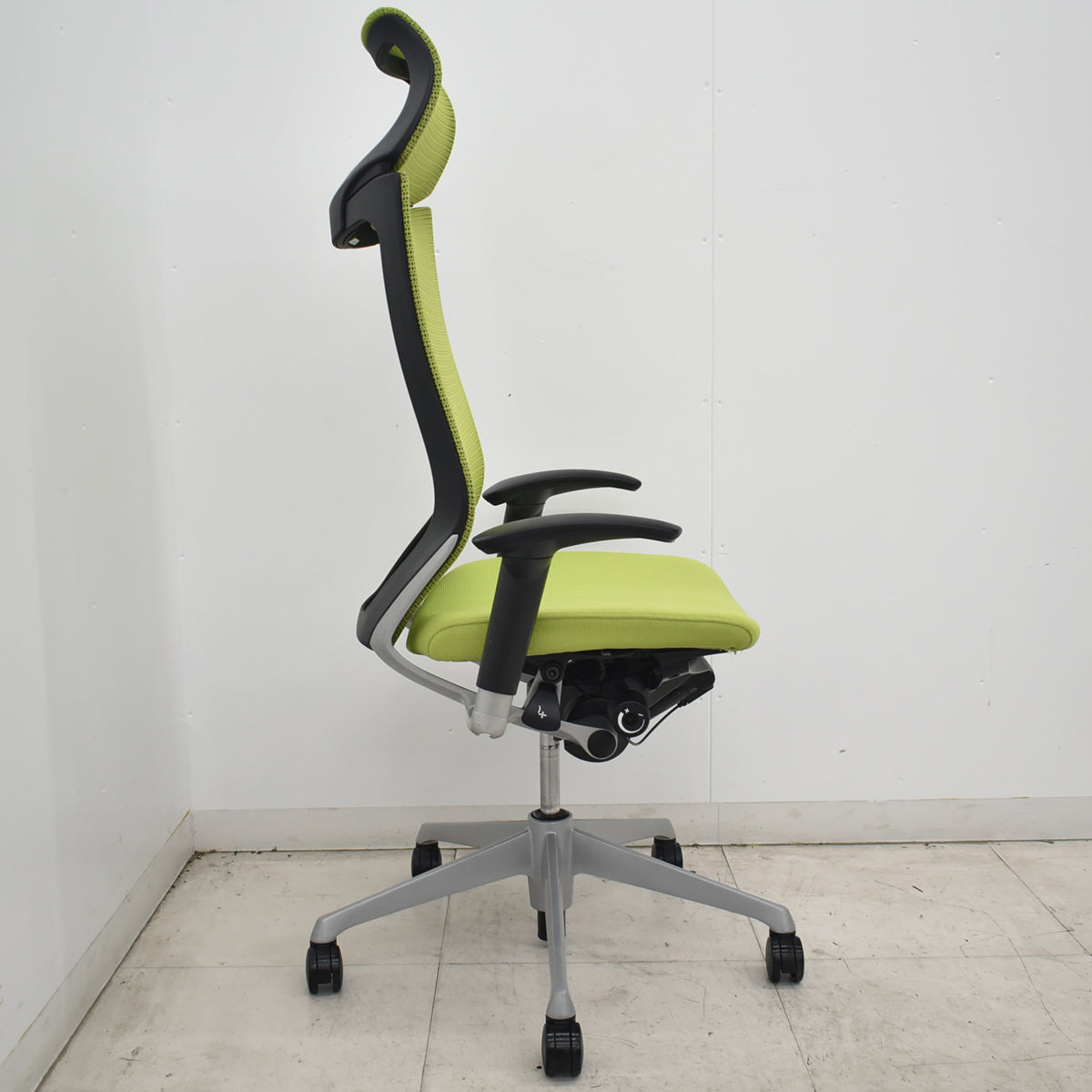 【中古】オカムラ　バロン　エクストラハイバック　可動肘　固定ヘッドレスト　肘パッド新品　ライムグリーン　2026071601【中古オフィス家具】