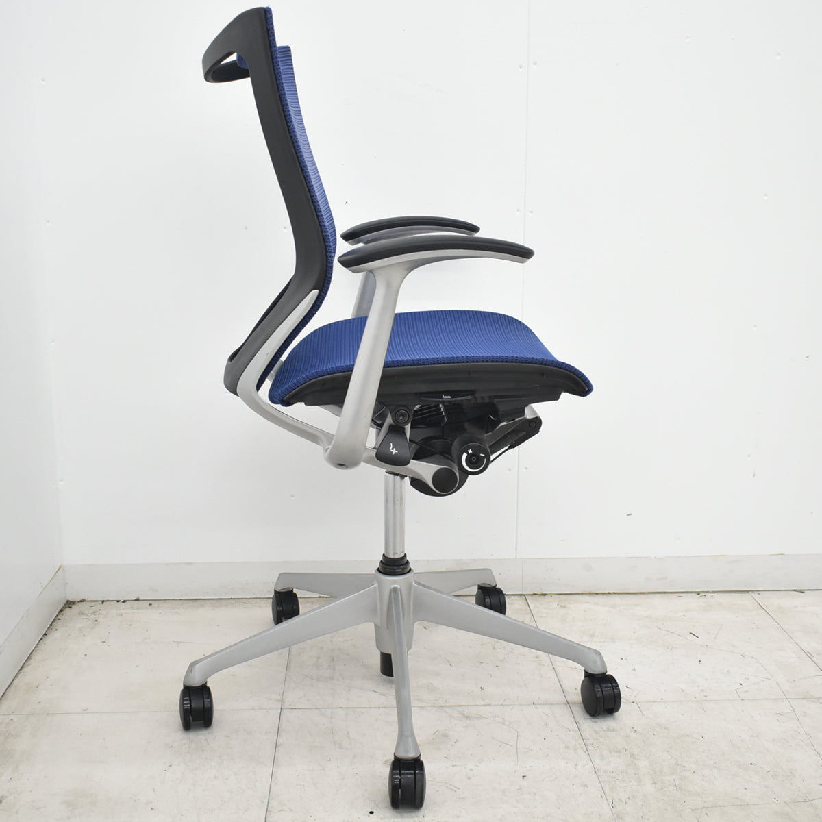 【中古】オカムラ　バロン　固定肘　ローバック　新品昇降ガス交換済　ミディアムブルー　2026071602【中古オフィス家具】