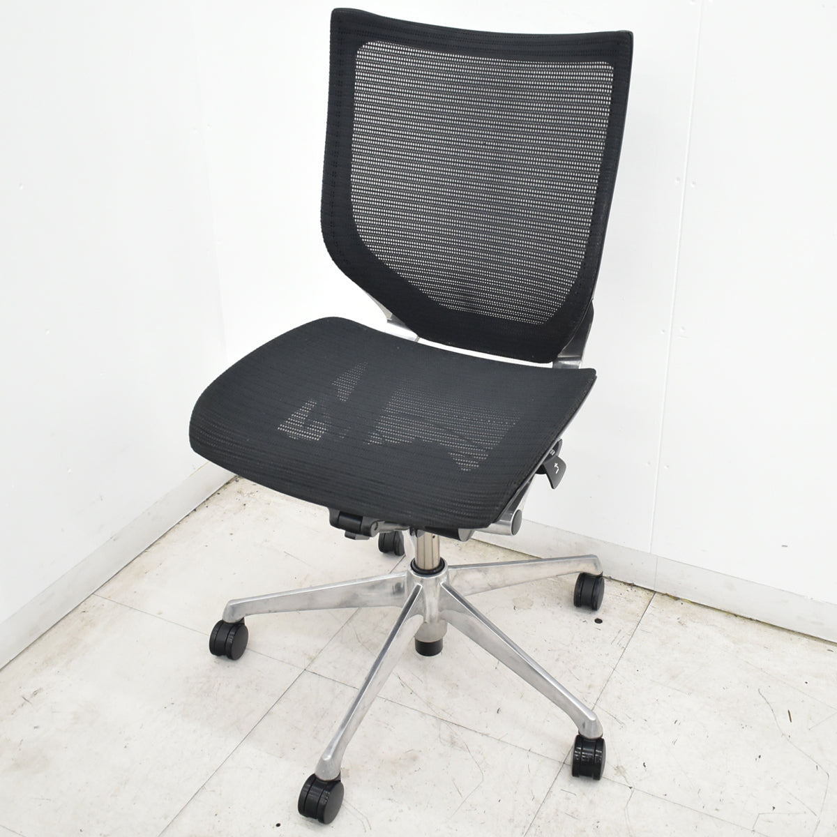 【中古】[難有]オカムラ　バロン　ローバック　肘なし　ブラック　2026071603【中古オフィス家具】