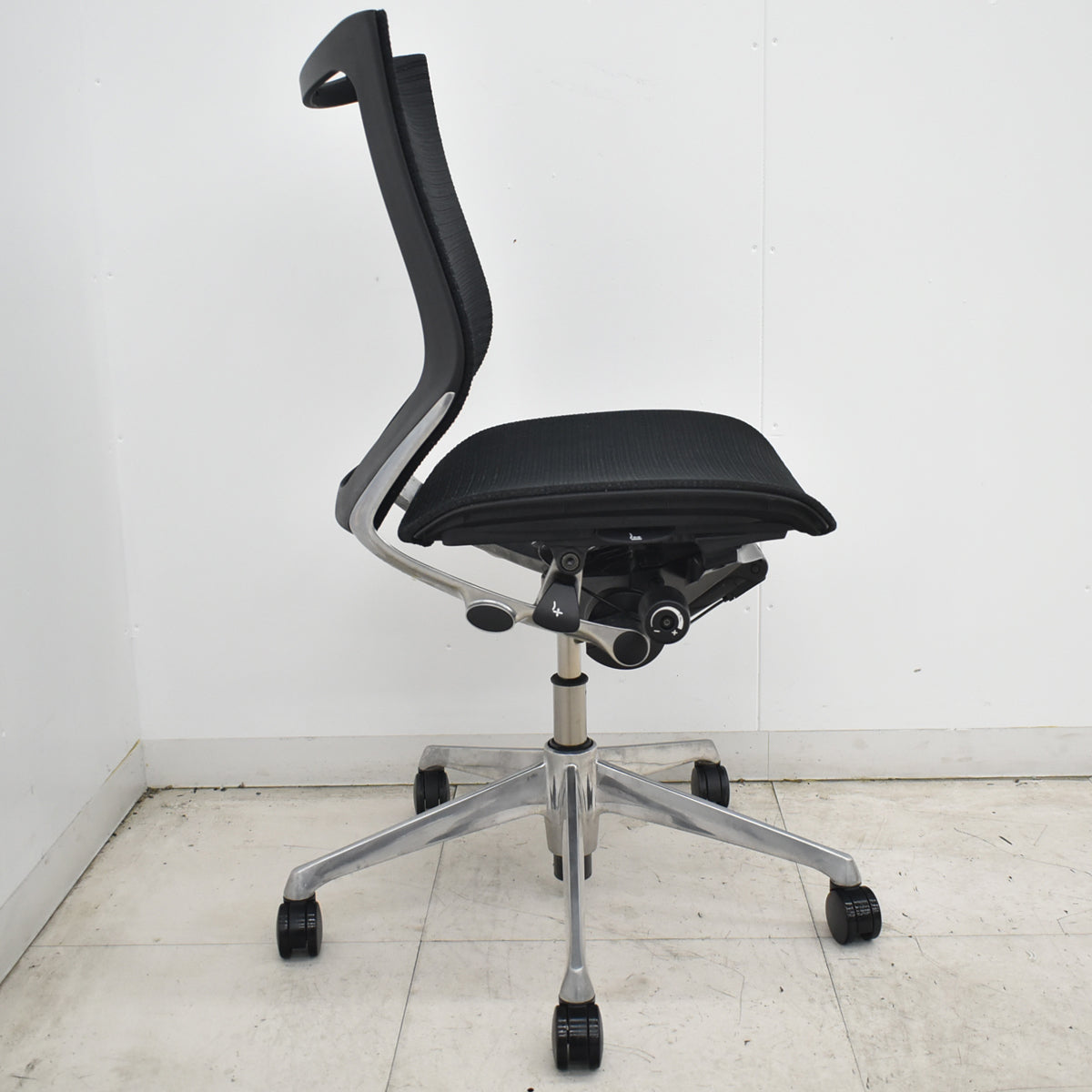 【中古】[難有]オカムラ　バロン　ローバック　肘なし　ブラック　2026071603【中古オフィス家具】