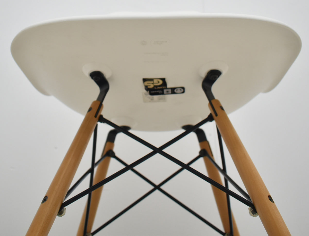 【中古】ヴィトラ　イームズ サイドシェル　DSW　ダウェルベース 木製脚　ホワイト　2026071604【中古オフィス家具】