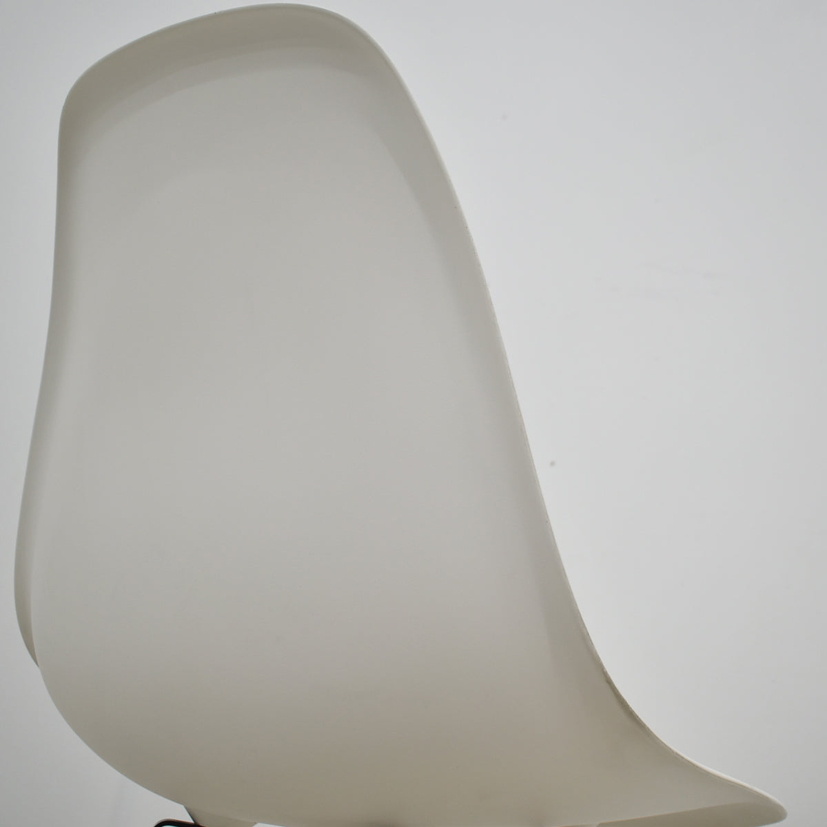 【中古】ヴィトラ　イームズ サイドシェル　DSW　ダウェルベース 木製脚　ホワイト　2026071604【中古オフィス家具】