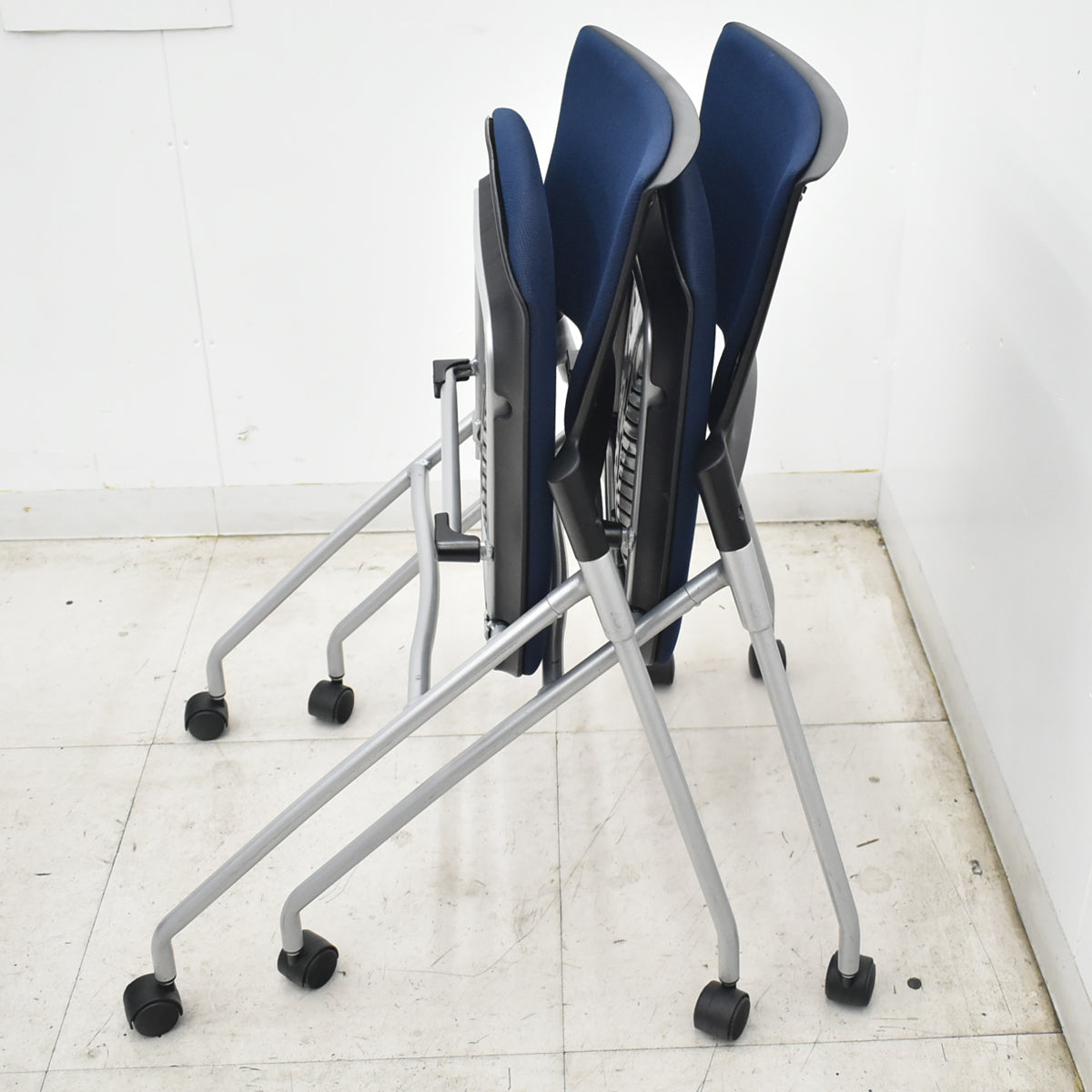 【中古】イトーキ　マノス　ミーティングチェア　ネスティング　ネイビーブルー　2026071805【中古オフィス家具】