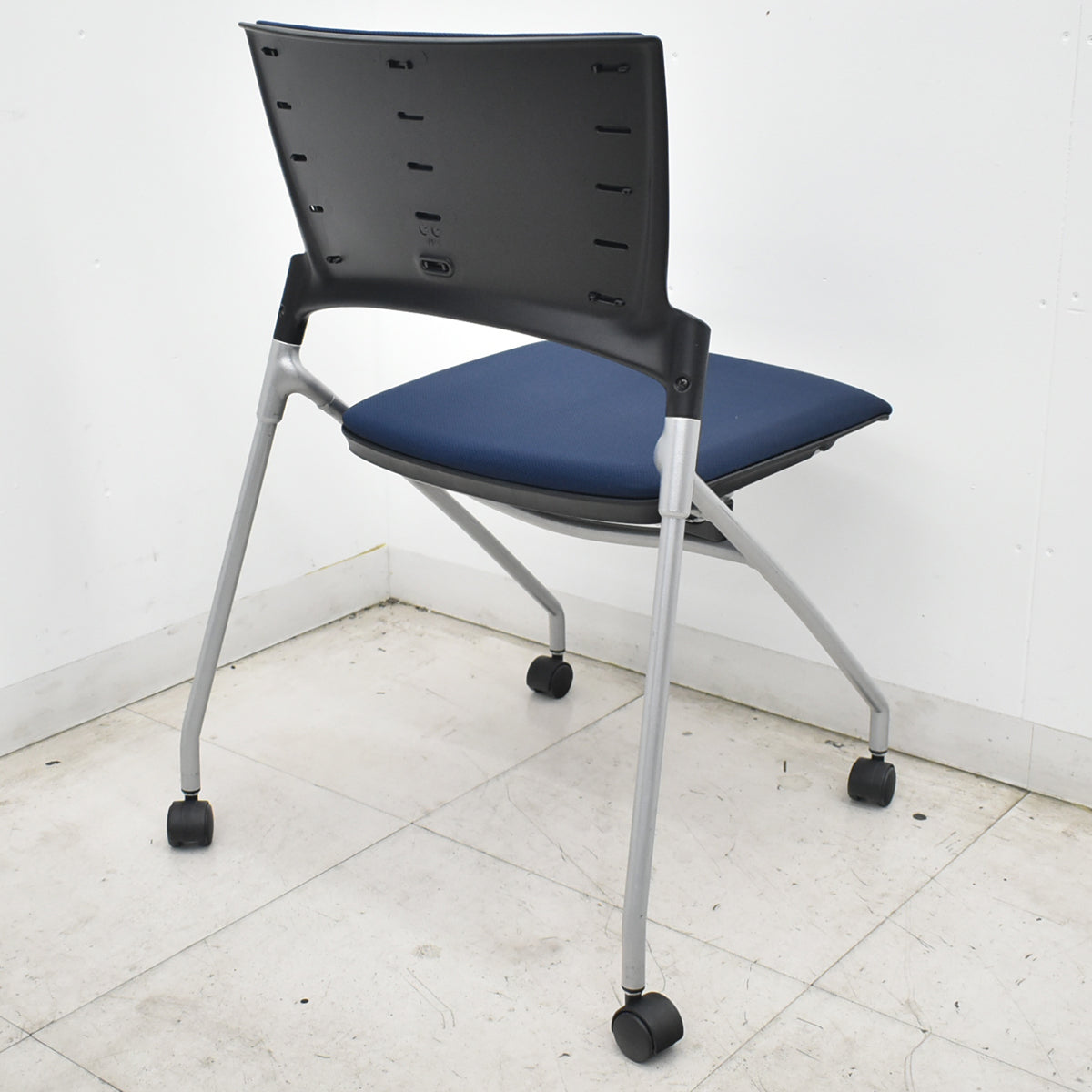 【中古】イトーキ　マノス　ミーティングチェア　ネスティング　ネイビーブルー　2026071805【中古オフィス家具】