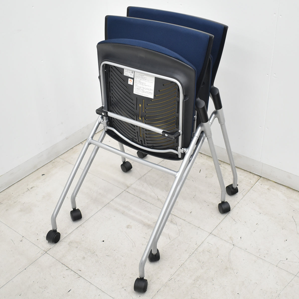 【中古】イトーキ　マノス　ミーティングチェア　ネスティング　ネイビーブルー　2026071805【中古オフィス家具】