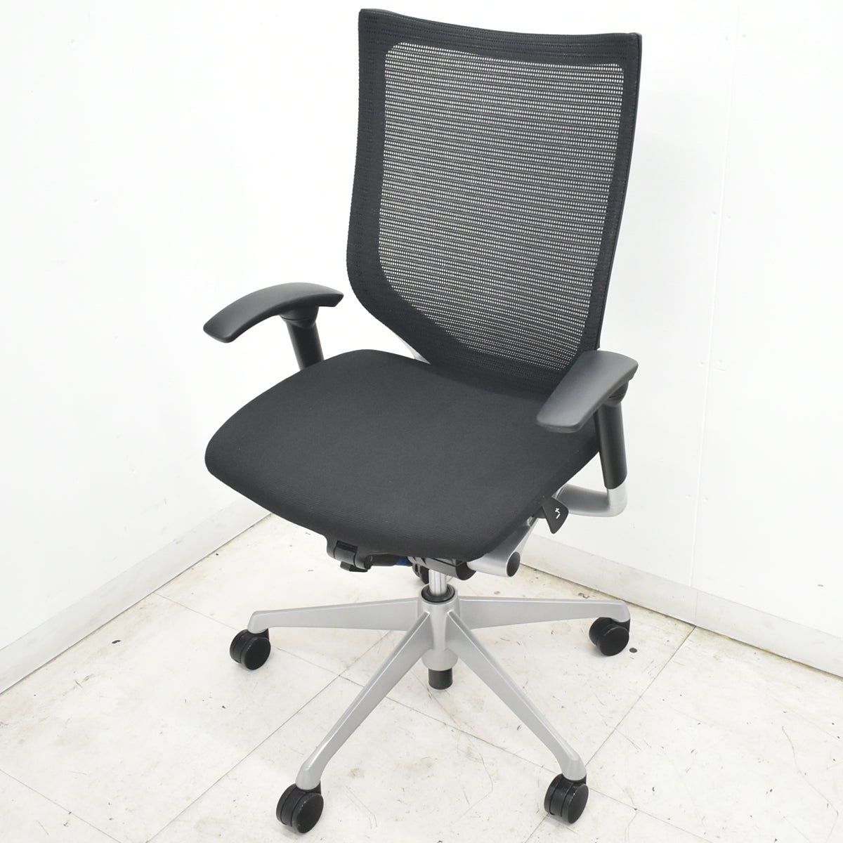 【中古】オカムラ　バロン　ハイバック　可動肘　シルバー脚　ブラック　2026071806【中古オフィス家具】