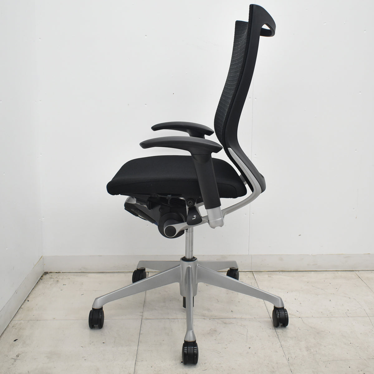 【中古】オカムラ　バロン　ハイバック　可動肘　シルバー脚　ブラック　2026071806【中古オフィス家具】