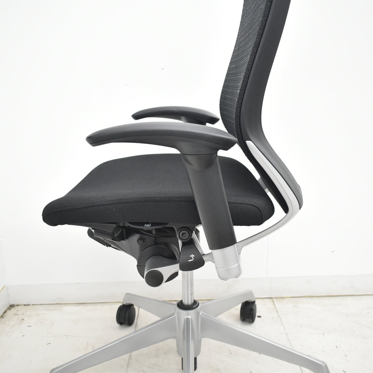 【中古】オカムラ　バロン　ハイバック　可動肘　シルバー脚　ブラック　2026071806【中古オフィス家具】