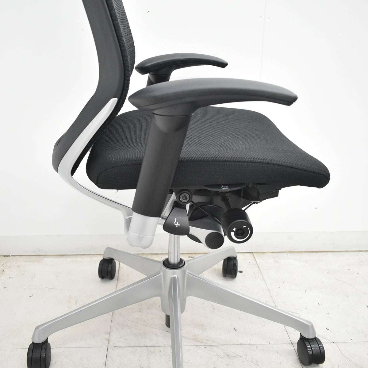 【中古】オカムラ　バロン　ハイバック　可動肘　シルバー脚　ブラック　2026071806【中古オフィス家具】