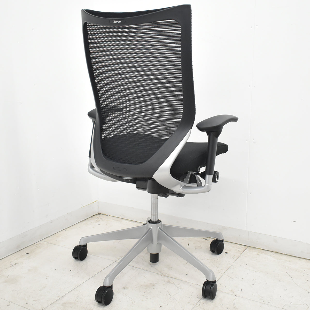 【中古】オカムラ　バロン　ハイバック　可動肘　シルバー脚　ブラック　2026071806【中古オフィス家具】