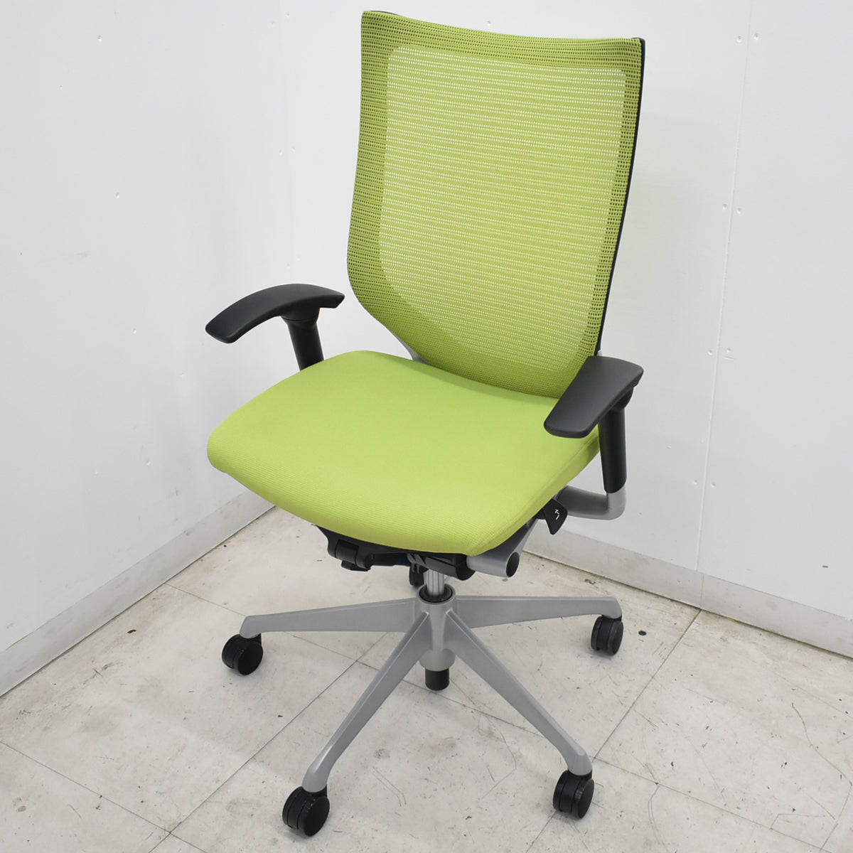 【中古】オカムラ　バロン　ハイバック　可動肘　シルバー脚　ライムグリーン　2026071807【中古オフィス家具】