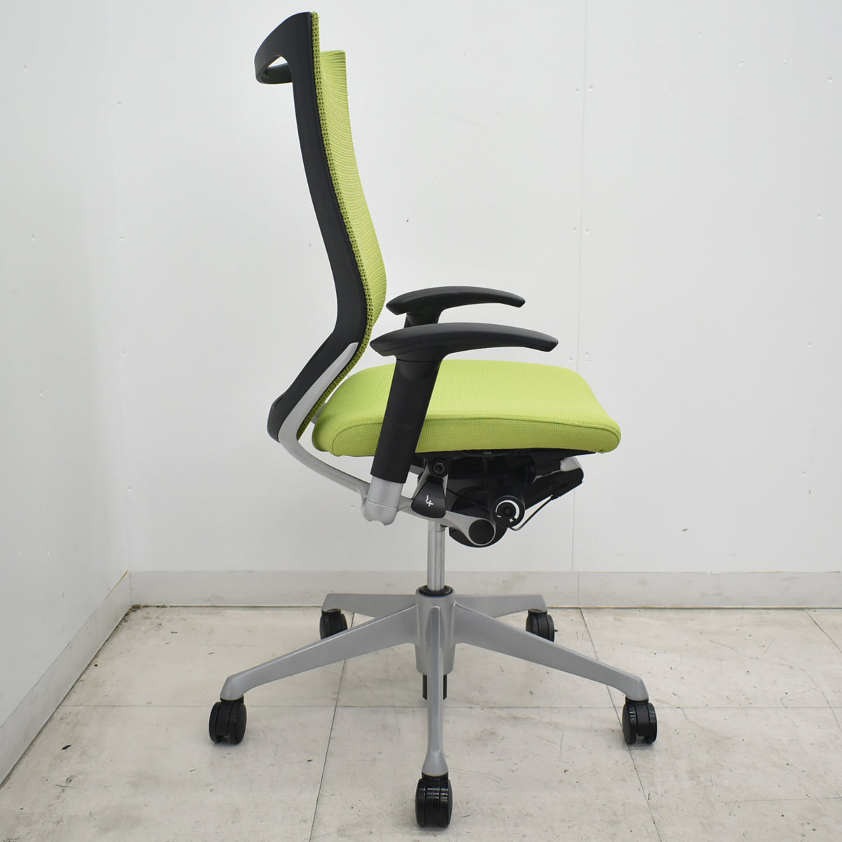 【中古】オカムラ　バロン　ハイバック　可動肘　シルバー脚　ライムグリーン　2026071807【中古オフィス家具】