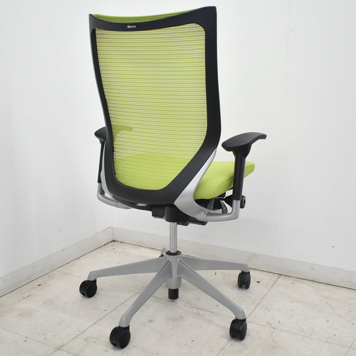 【中古】オカムラ　バロン　ハイバック　可動肘　シルバー脚　ライムグリーン　2026071807【中古オフィス家具】
