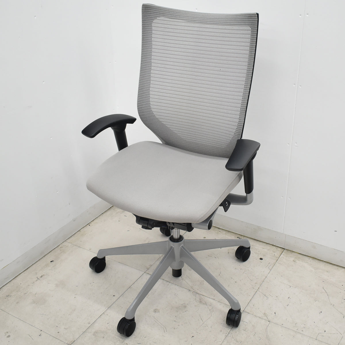 【中古】オカムラ　バロン　ハイバック　可動肘　シルバー脚　グレー　2026071808【中古オフィス家具】