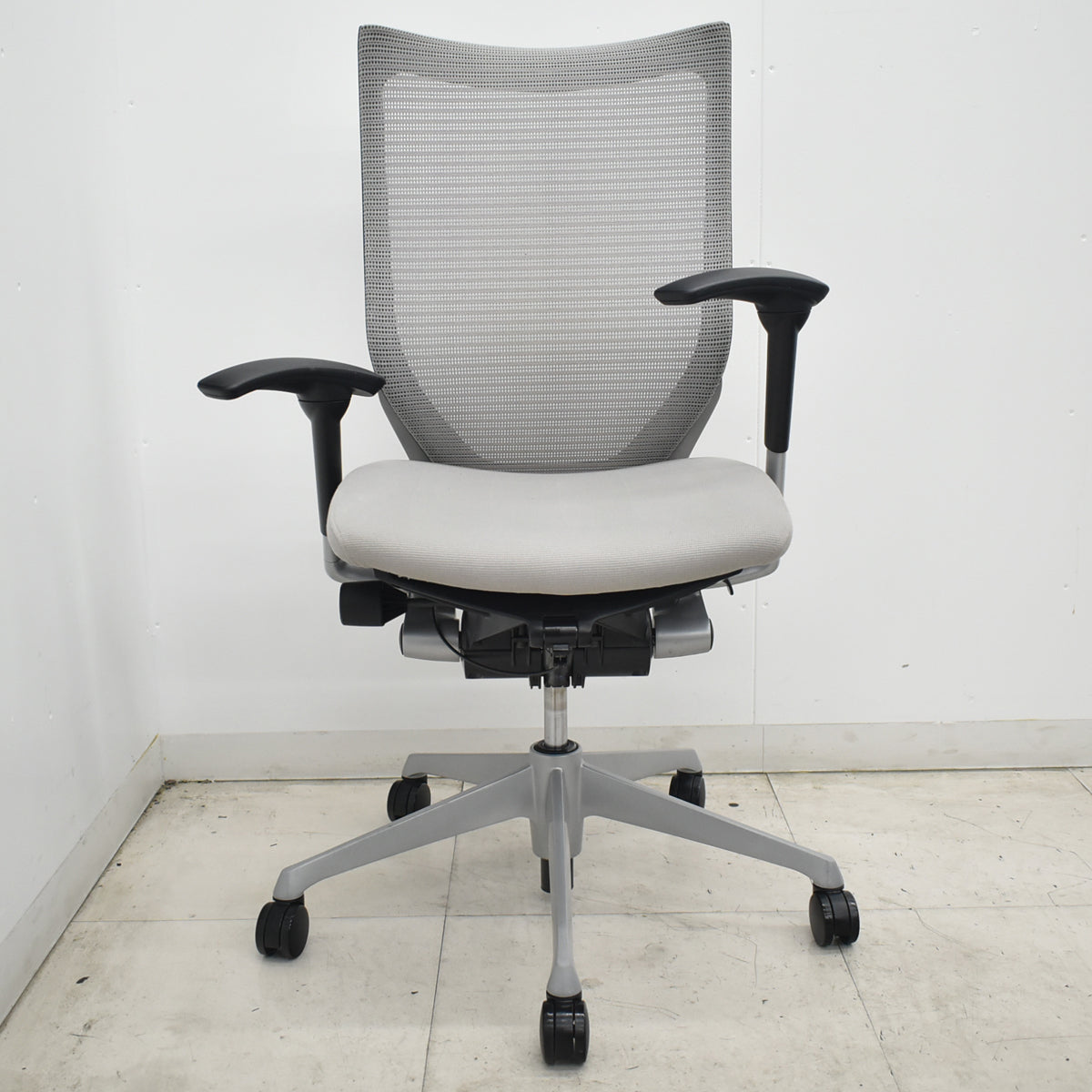 【中古】オカムラ　バロン　ハイバック　可動肘　シルバー脚　グレー　2026071808【中古オフィス家具】