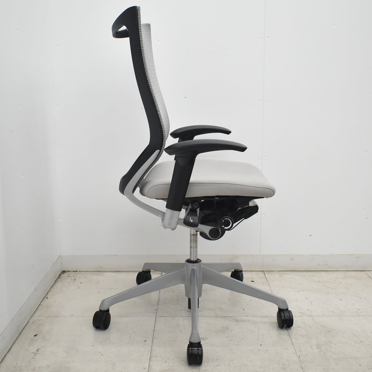 【中古】オカムラ　バロン　ハイバック　可動肘　シルバー脚　グレー　2026071808【中古オフィス家具】