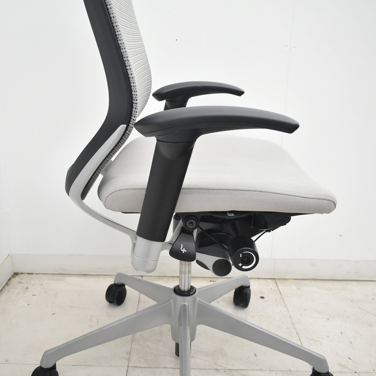 【中古】オカムラ　バロン　ハイバック　可動肘　シルバー脚　グレー　2026071808【中古オフィス家具】
