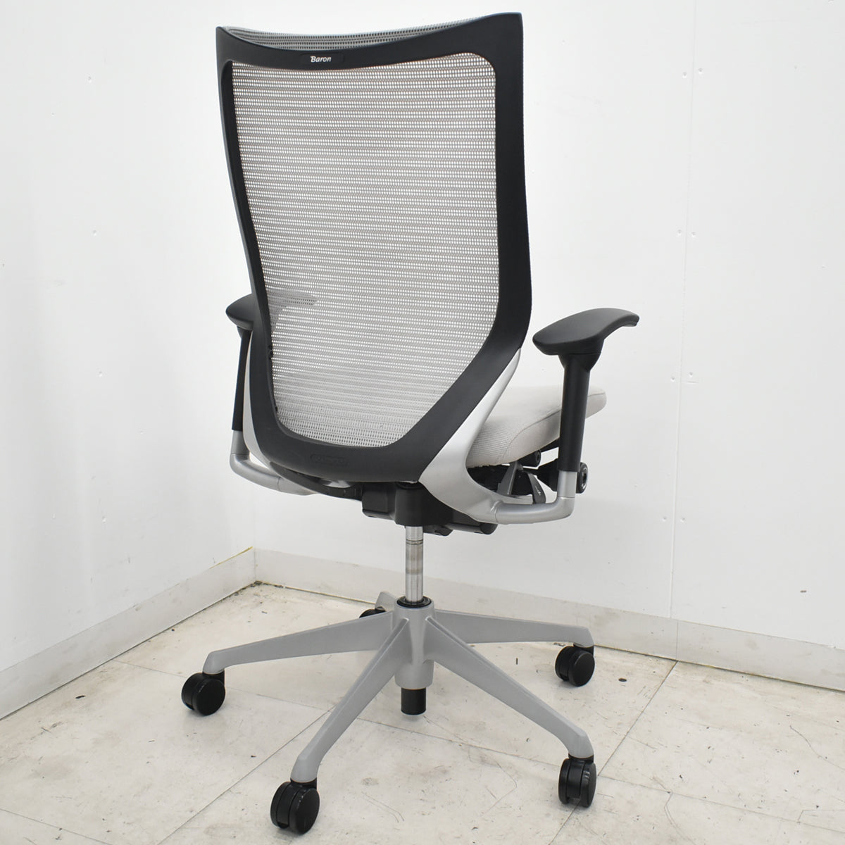 【中古】オカムラ　バロン　ハイバック　可動肘　シルバー脚　グレー　2026071808【中古オフィス家具】