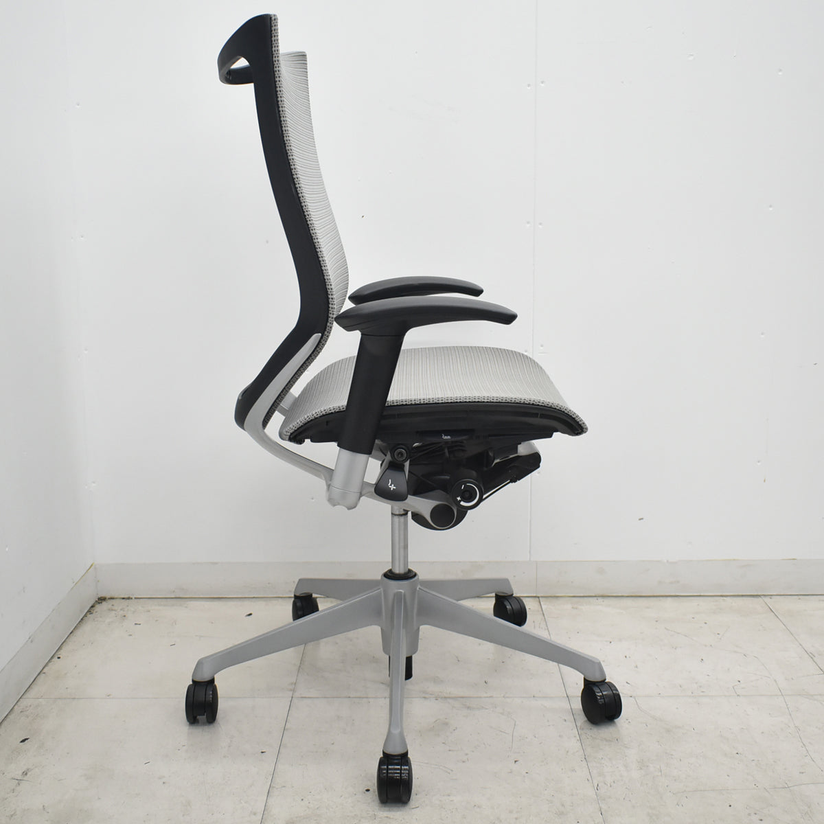 【中古】オカムラ　バロン　ハイバック　可動肘　シルバー脚　グレー　2026071809【中古オフィス家具】