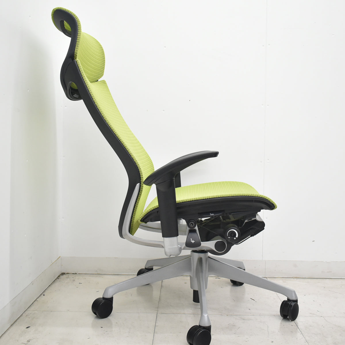 【中古】オカムラ　バロン　エクストラハイバック　可動肘　固定ヘッドレスト　シルバー脚　ライムグリーン　2026071810【中古オフィス家具】