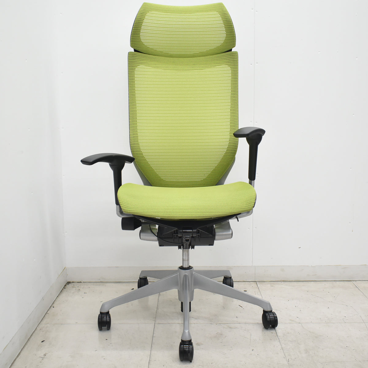 【中古】オカムラ　バロン　エクストラハイバック　可動肘　固定ヘッドレスト　シルバー脚　ライムグリーン　2026071810【中古オフィス家具】