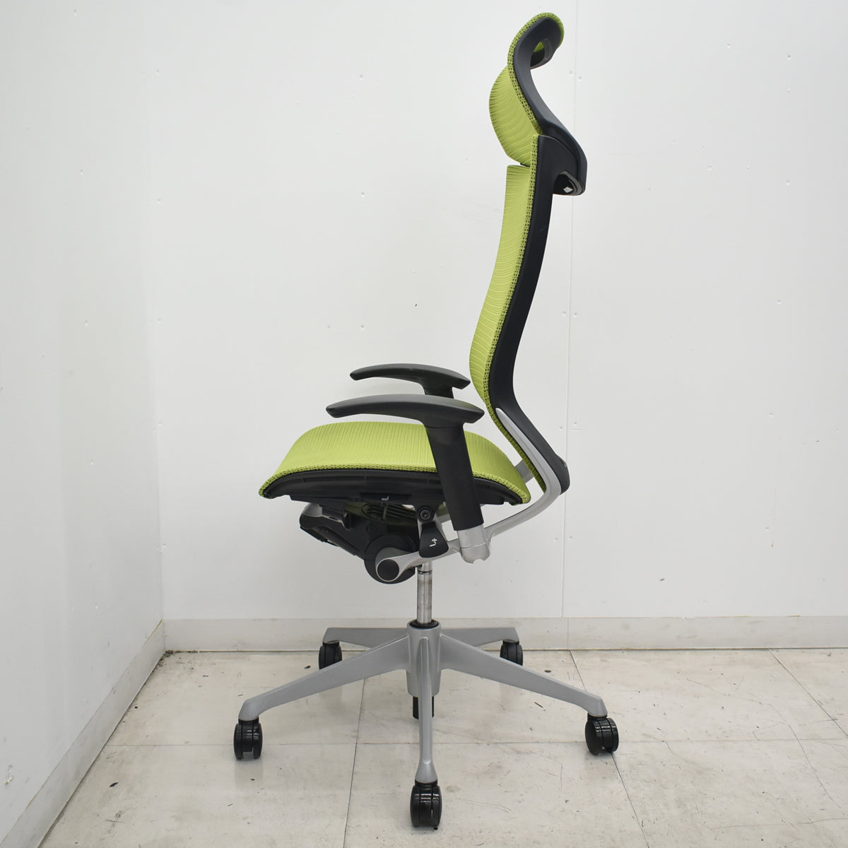 【中古】オカムラ　バロン　エクストラハイバック　可動肘　固定ヘッドレスト　シルバー脚　ライムグリーン　2026071810【中古オフィス家具】