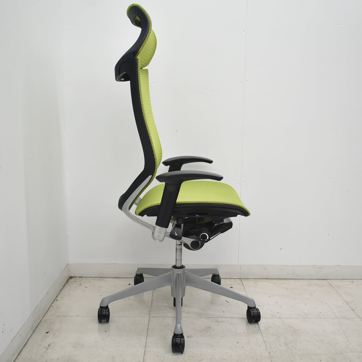 【中古】オカムラ　バロン　エクストラハイバック　可動肘　固定ヘッドレスト　シルバー脚　ライムグリーン　2026071810【中古オフィス家具】