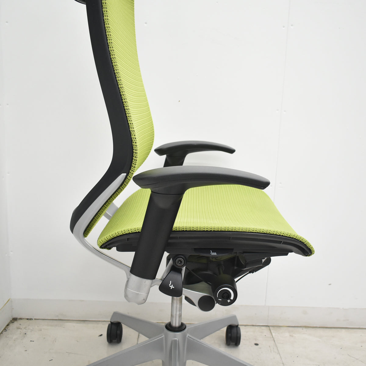 【中古】オカムラ　バロン　エクストラハイバック　可動肘　固定ヘッドレスト　シルバー脚　ライムグリーン　2026071810【中古オフィス家具】