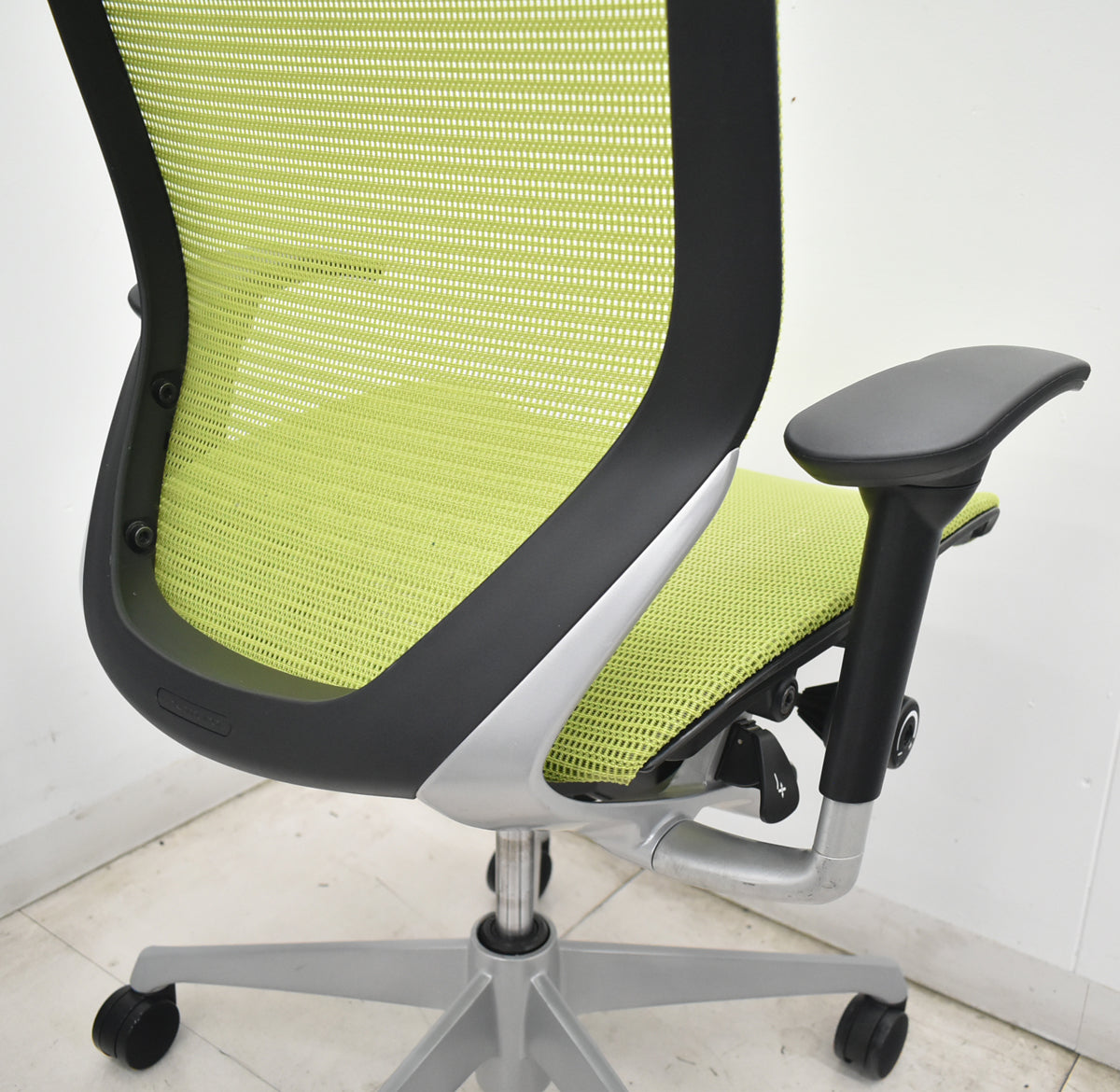 【中古】オカムラ　バロン　エクストラハイバック　可動肘　固定ヘッドレスト　シルバー脚　ライムグリーン　2026071810【中古オフィス家具】