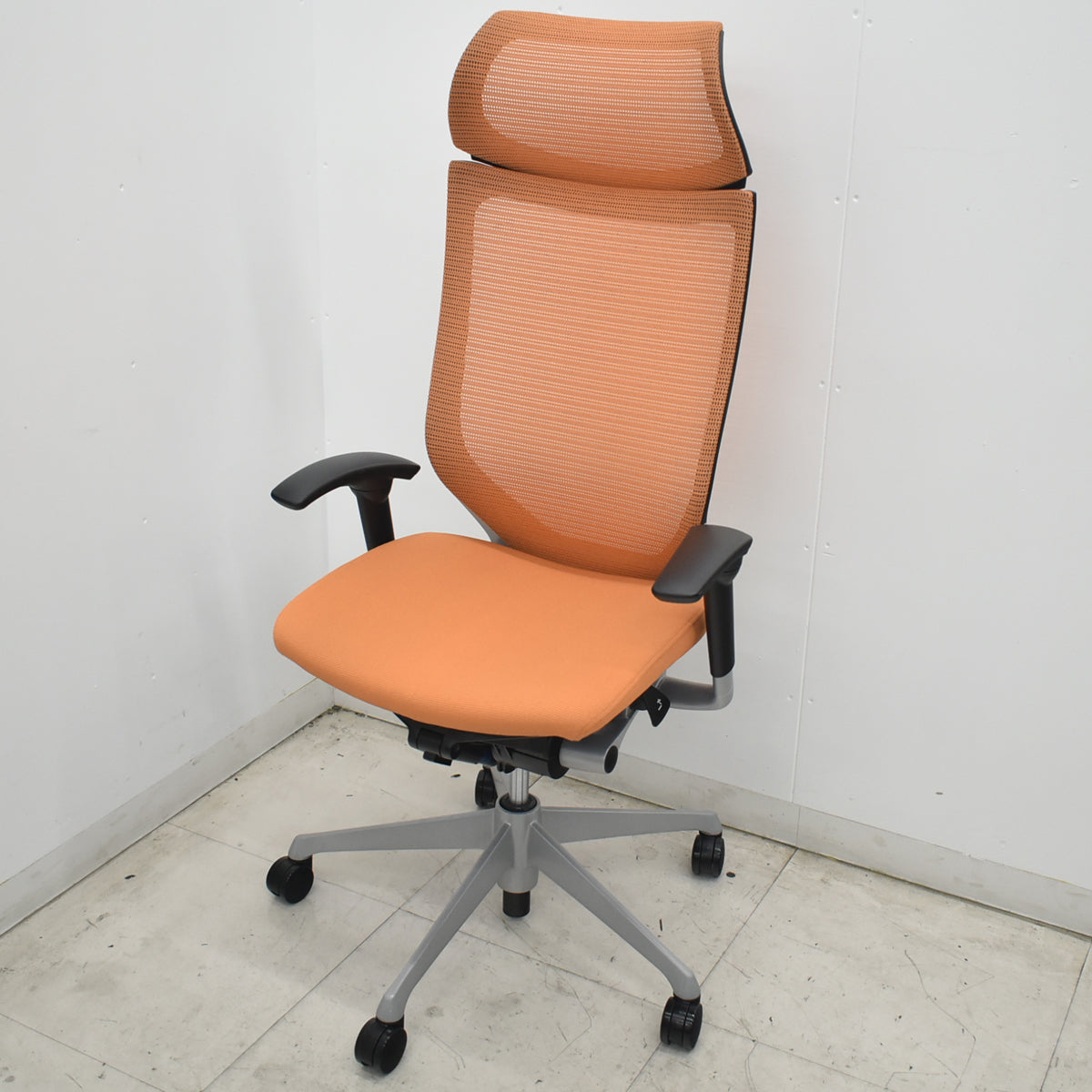 【中古】オカムラ　バロン　エクストラハイバック　可動肘　固定ヘッドレスト　シルバー脚　オレンジ　2026071811【中古オフィス家具】