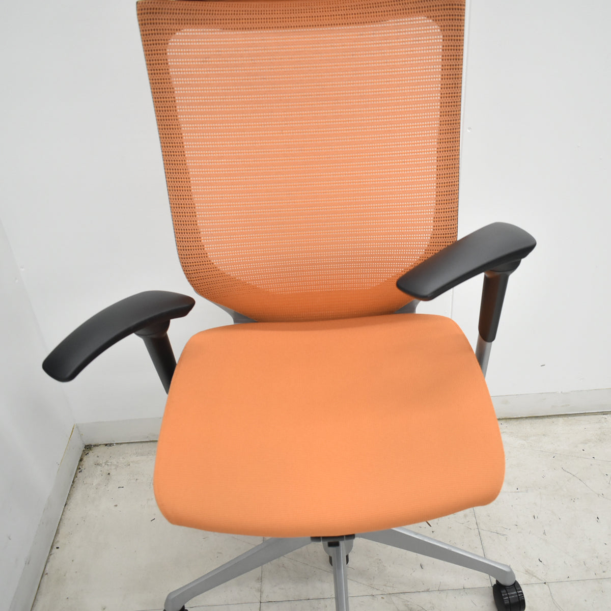 【中古】オカムラ　バロン　エクストラハイバック　可動肘　固定ヘッドレスト　シルバー脚　オレンジ　2026071811【中古オフィス家具】