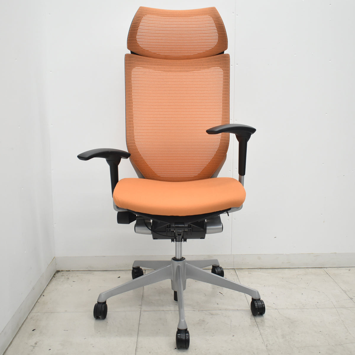 【中古】オカムラ　バロン　エクストラハイバック　可動肘　固定ヘッドレスト　シルバー脚　オレンジ　2026071811【中古オフィス家具】