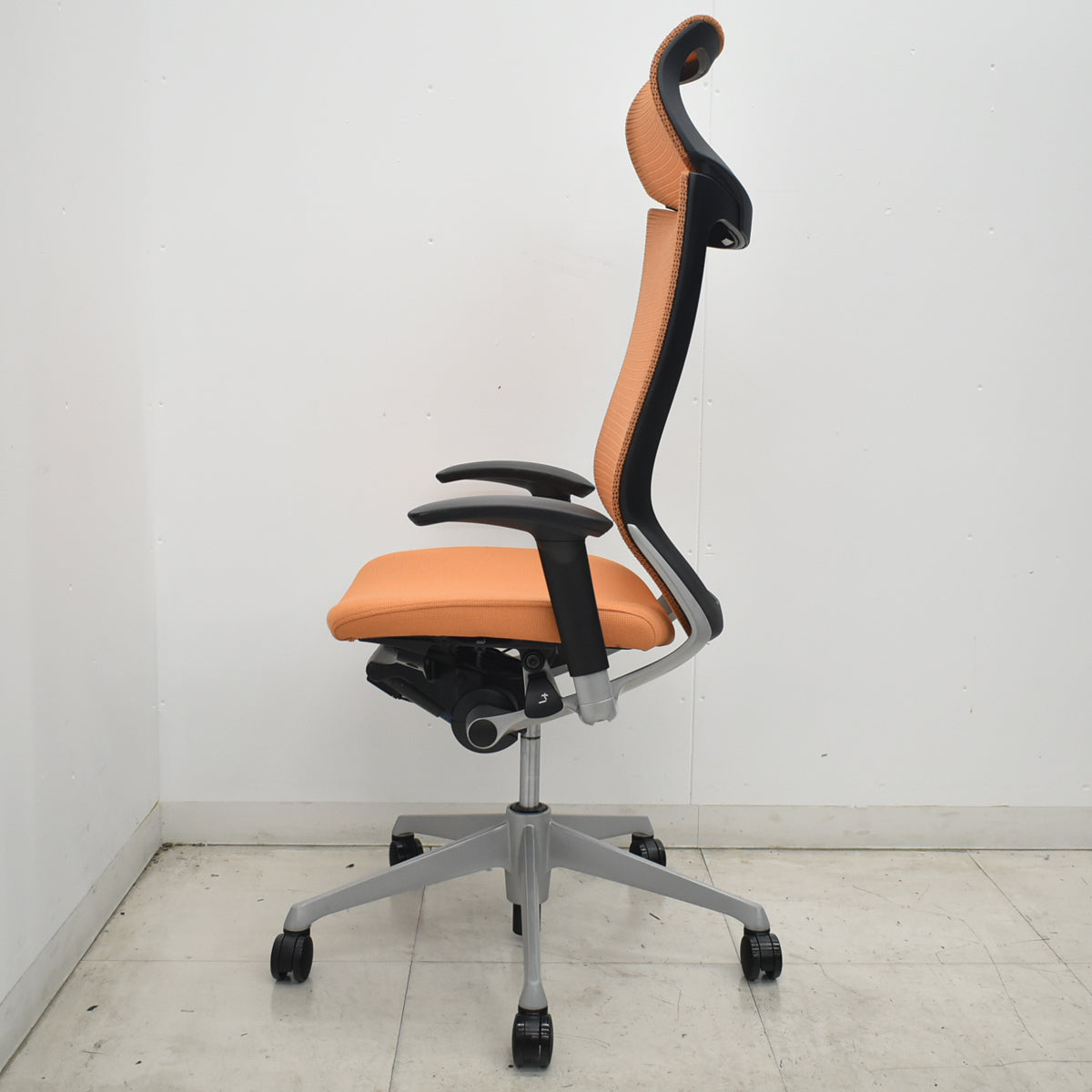 【中古】オカムラ　バロン　エクストラハイバック　可動肘　固定ヘッドレスト　シルバー脚　オレンジ　2026071811【中古オフィス家具】